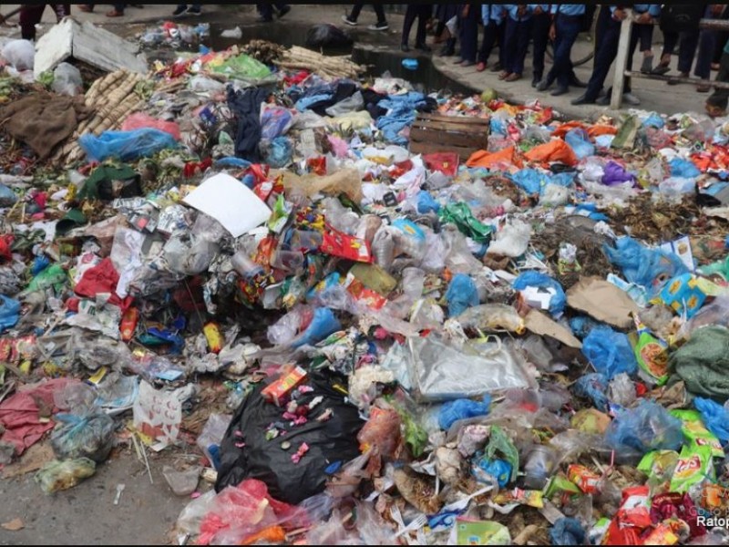 सडकमा जथाभावी फोहोर थुप्रिँदा बढ्यो दुर्गन्ध